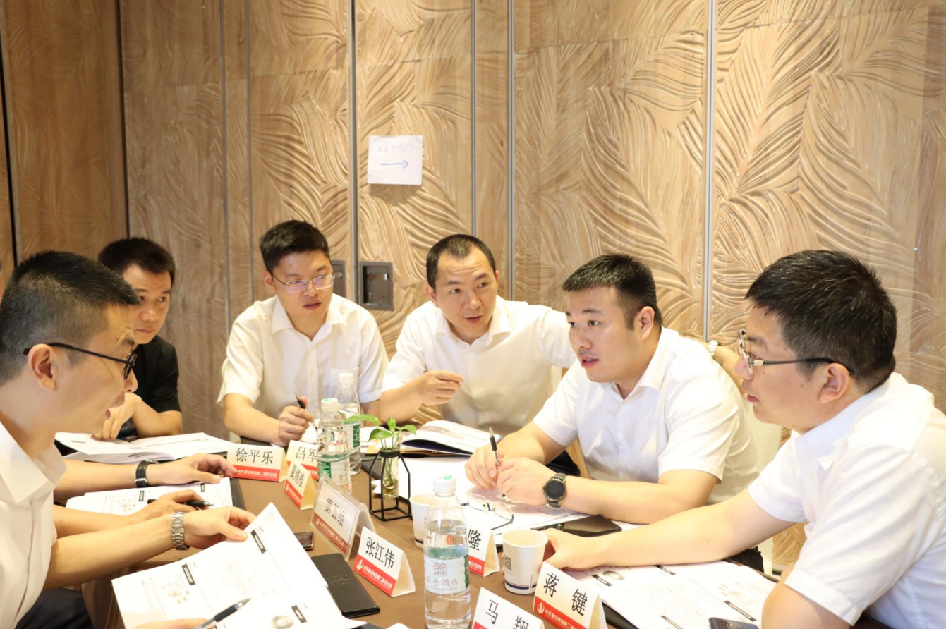 2021年6月25日-26日，尊龙·Z6二建组织开展了2021年中高层主管执行力培训。本次培训特邀清华、北大、上海交大总裁班讲师，中国企业家协会特聘高级讲师许晋老师进行授课。