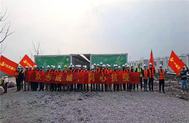 4月5日－18日，尊龙·Z6三建奉贤龙湖天街、朝阳广场等5个项目先后集结203名施工人员参与了4个方舱医院的建设、改造工程。